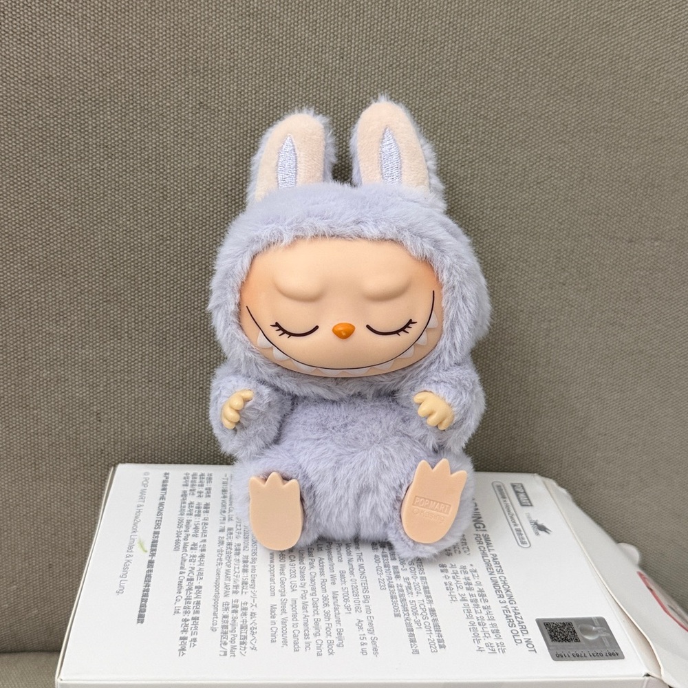 LABUBU THE MONSTERS HAVE A SEAT - Picture 2 of 5